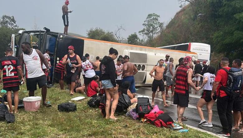 Micro con hinchas de Flamengo vuelca en Brasil rumbo a Buenos Aires