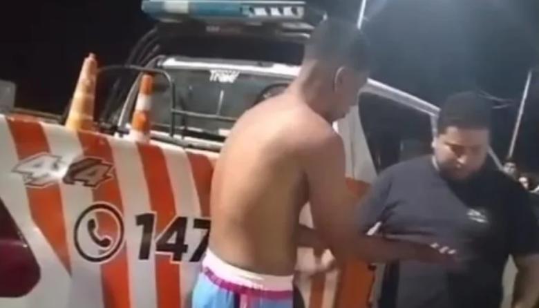 Chocó dos veces, incluyendo a la camioneta de tránsito, tras circular en contramano y sin casco