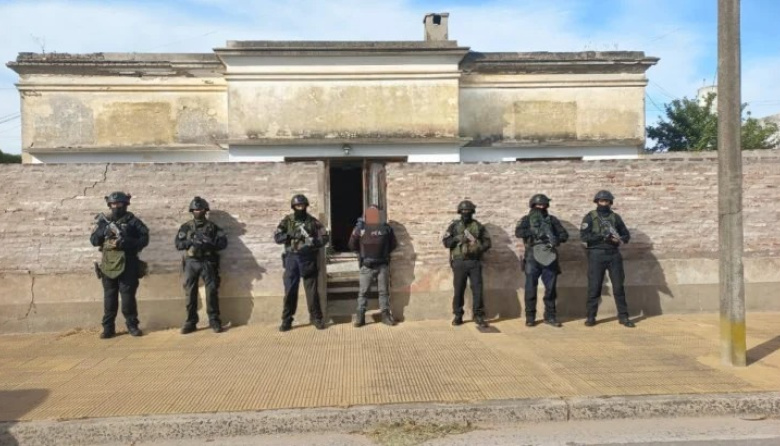 Investigación por abuso sexual: Tres allanamientos con secuestro de armas y drogas