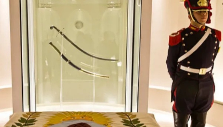 Renunció la directora del Museo Histórico Nacional por el traslado del sable corvo de San Martín