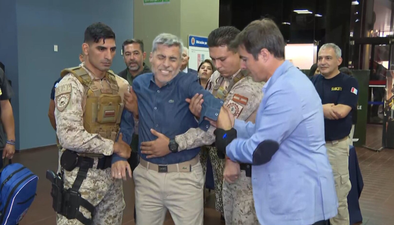 El ministro de Seguridad de Córdoba probó en vivo el nuevo guante eléctrico y su reacción se volvió viral