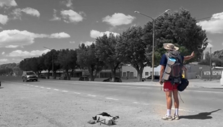 Que tipazo: "El Mito" viaja a dedo a Bariloche para ayudar en los incendios del sur