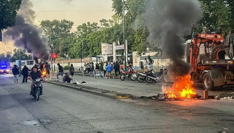 Se picó en Rosario: "Sirenazo" y represión entre policías tras una madrugada de furia