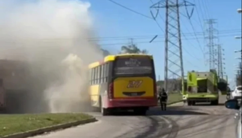 Se incendió un colectivo en Quequén con los pasajeros adentro