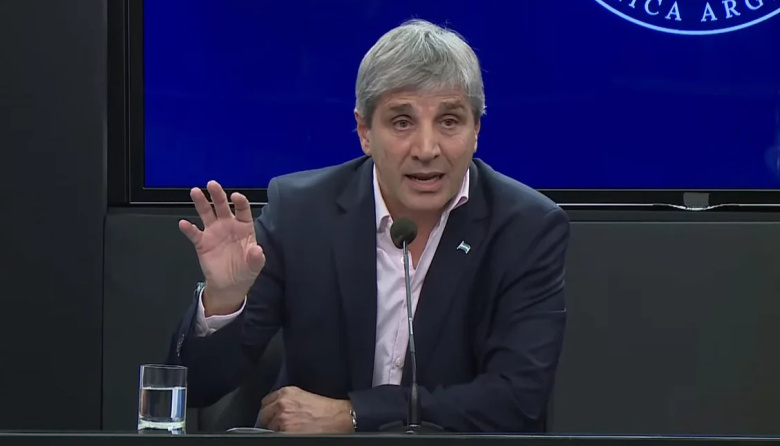 El papelón de Caputo en redes: intentó defender a Sturzenegger respondiéndole a una cuenta fake