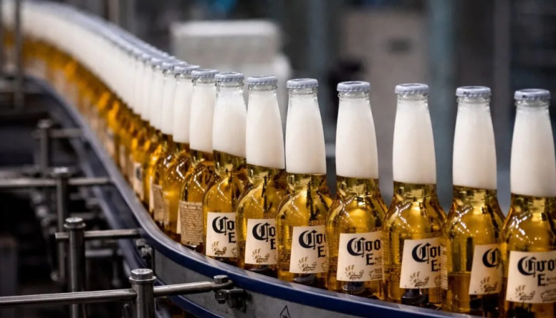 La planta de cerveza Corona planea echar a la mitad de sus trabajadores por la caída del consumo