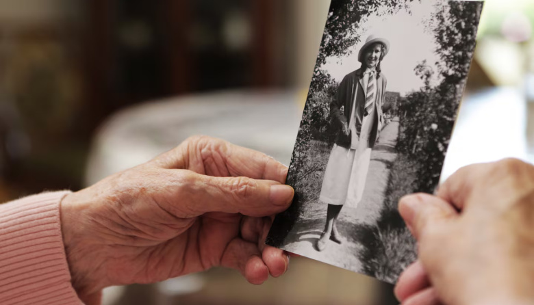 Mirar fotos de nuestra infancia podría ralentizar el avance del deterioro cognitivo