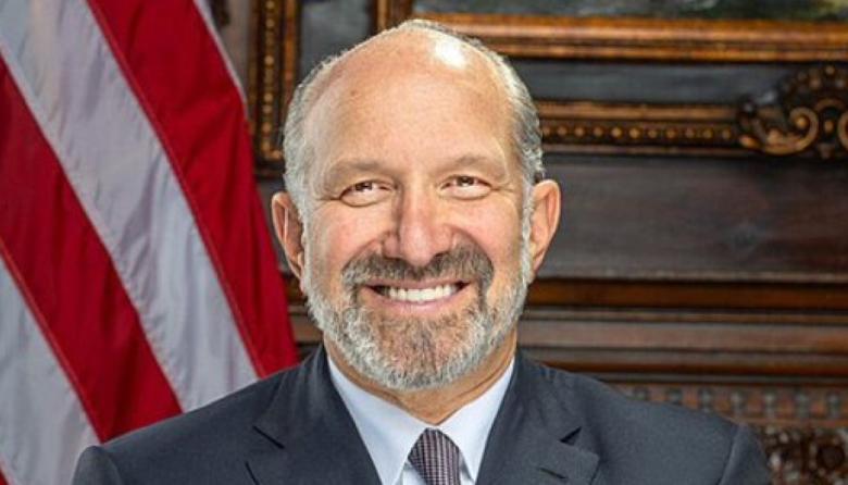 Explota Trump: El Secretario de Comercio admite haber estado en la isla Epstein