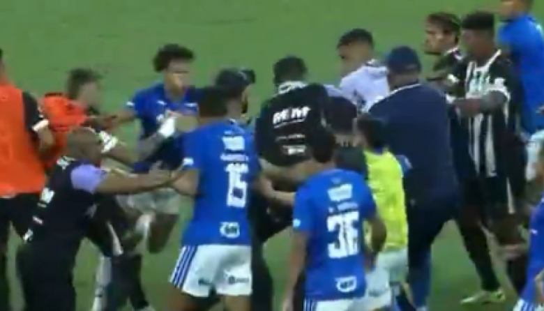 Piñas en el clásico de Belo Horizonte entre Cruzeiro y Atlético Mineiro