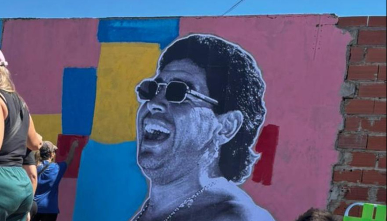 Un nuevo mural maradoniano late en el corazón de Quequén