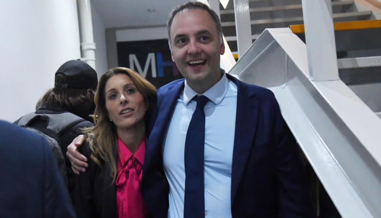 Una empresa ligada a la TV Pública pagó el vuelo privado de Adorni a Punta del Este