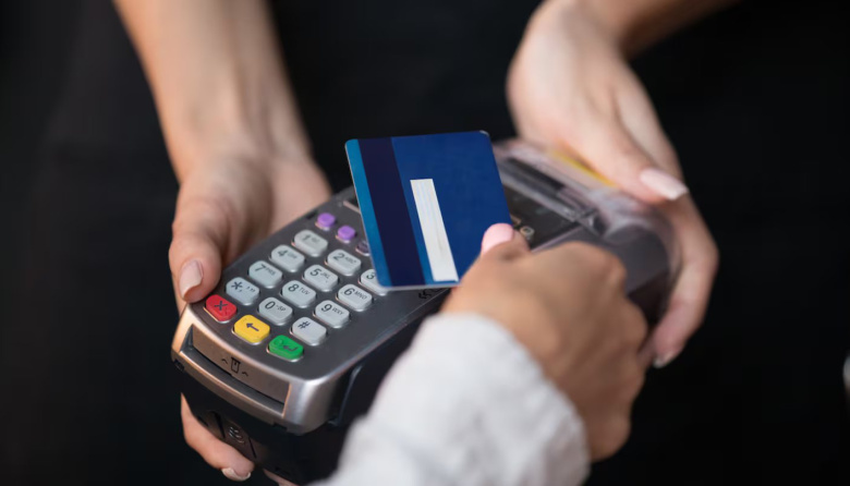 Familias endeudadas: la morosidad en préstamos personales y tarjetas superó el 10%