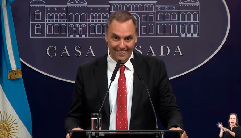 Adorni quiso defenderse y terminó confesando que se compró otro departamento