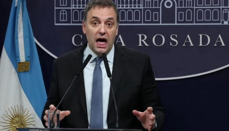 El extraño milagro económico de Adorni: compró un semipiso de USD 230.000 a días de asumir