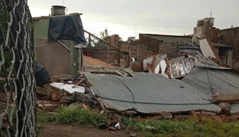Se derrumbó parte de una vivienda en 90 y 67