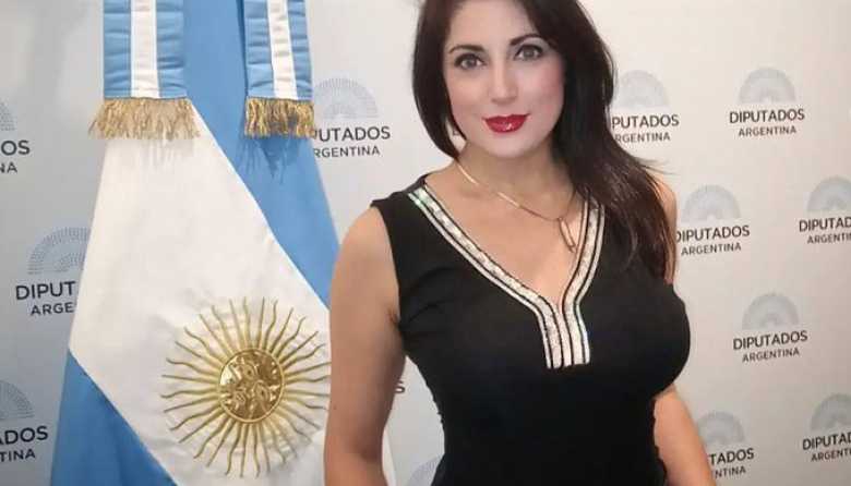 La diputada libertaria Juliana Santillán "viajó en el tiempo" y se reunió con el embajador de Checoslovaquia