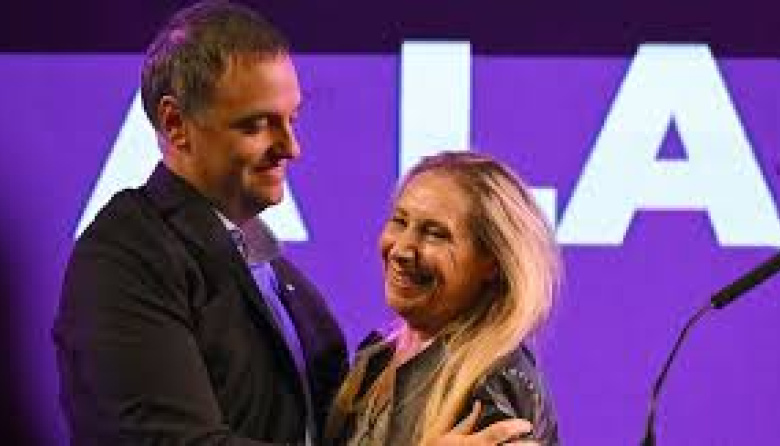 Presión opositora y ofensiva oficialista mientras crece el caso Adorni