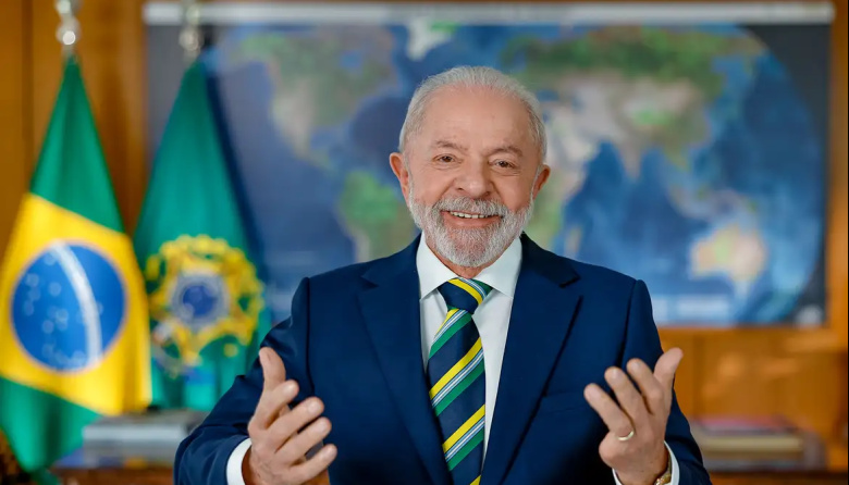 Mientras en Brasil, Lula busca reducir la jornada laboral, en Argentina la crisis obliga a trabajar más