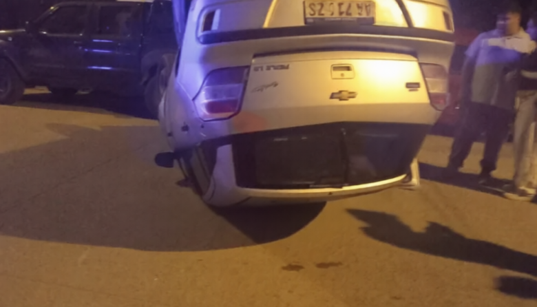 Chocó a un auto estacionado y terminó con el suyo dado vuelta