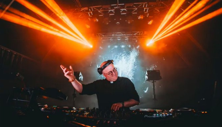 El cura DJ hizo vibrar la Plaza de Mayo a un año de la partida de Francisco