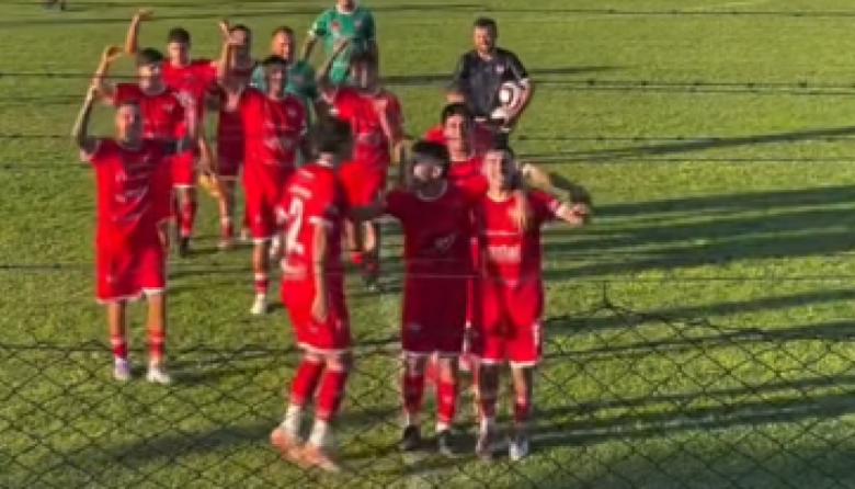 Mataderos e Independiente (L) golearon y lideran con autoridad