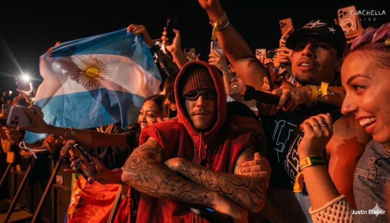 El regreso es inminente: Justin posando con la bandera de Argentina en el Coachella