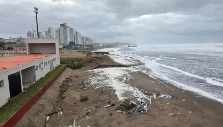 Impactante crecida del mar y del río: El agua avanzó con fuerza sobre la costa de Necochea y Quequén