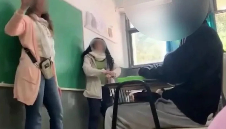 El video viral de una directora que pateó el pupitre de un alumno