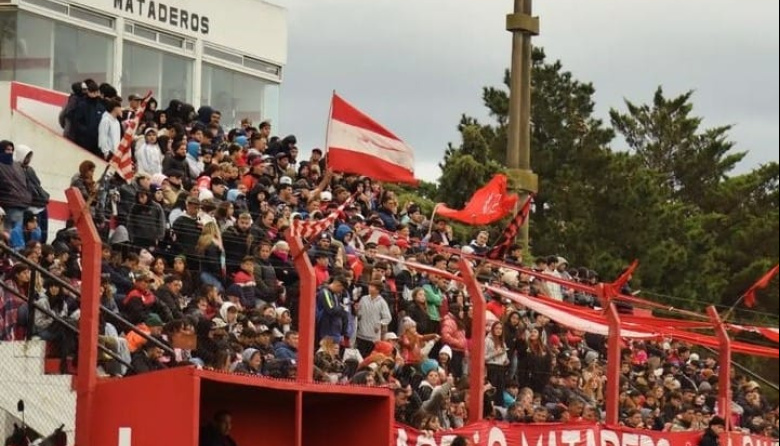Mataderos goleó al líder y La Dulce tumbó el invicto de Independiente (L)