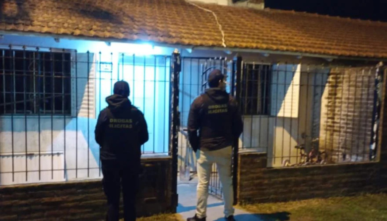 Desbaratan un "delivery" de drogas y secuestran armas en la calle 84