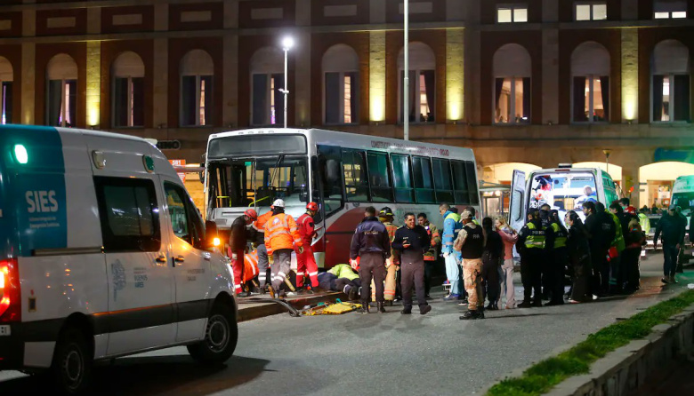Un colectivo perdió el control, mató a una mujer y dejó seis heridos