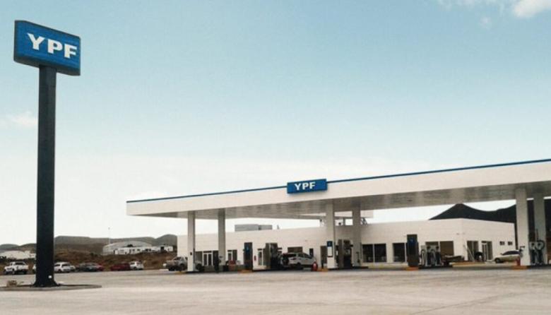 Cae el petróleo a nivel internacional pero la nafta no baja en Argentina