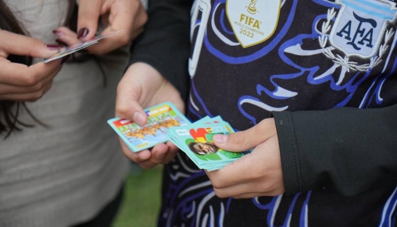 El evento de intercambio de figuritas en la Plaza Dardo Rocha