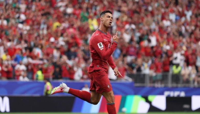 Cristiano Ronaldo brilló en la goleada de Portugal pero plantó a un periodista que le nombró a Messi