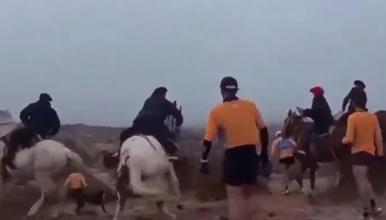 Jinetes atacaron a los corredores con piedras y boleadoras en Río Negro