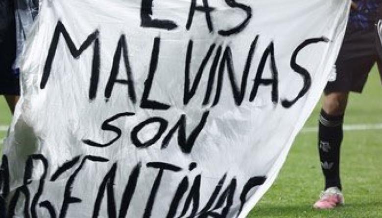 La historia detrás de la bandera de Malvinas que los jugadores mostraron tras vencer a Inglaterra