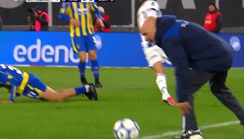 Sampaoli tocó la pelota antes de que saliera y el árbitro cobró falta en contra