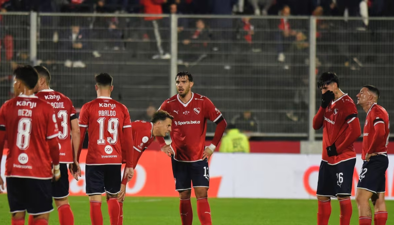 Atlético Tucumán aplastó a Independiente por 4 a 0