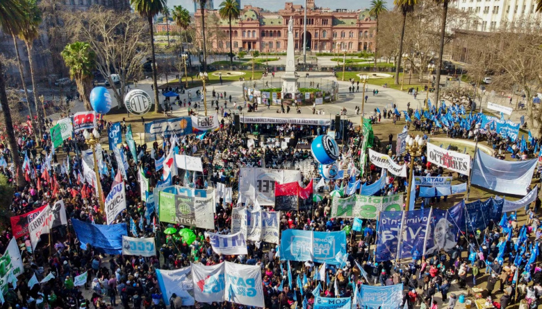 Multitudinaria marcha de endeudados ante el Ministerio de Economía