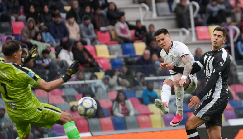 Racing sufrió una dura caída agónica e Independiente tomó aire en el Torneo Clausura
