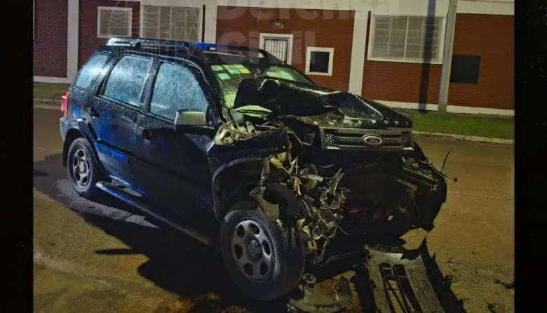 Un auto choco contra un camión estacionado y el conductor fue hospitalizado