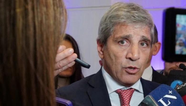 Según Caputo se está "deslomando" por el país