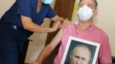 El intendente de Roque Pérez se vacunó con una foto de Putin