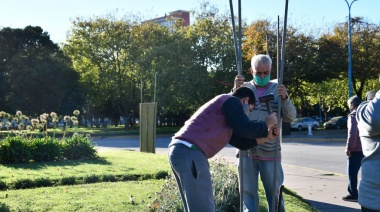 Decoran la Plaza Dardo Rocha para conmemorar el Día del Trabajador