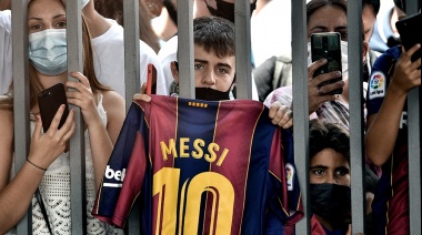 Messi sigue en su casa de Barcelona mientras fanáticos lo esperan en París