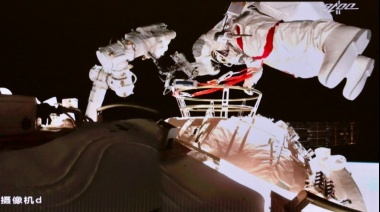 Dos astronautas chinos realizaron una nueva caminata espacial