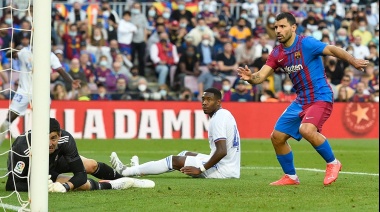 Agüero logró su primer gol en Barcelona que no evitó la caída ante el Real Madrid