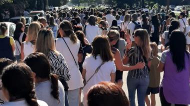 Multitudinaria movilización en Necochea para reclamar seguridad en las escuelas tras el ataque a la docente