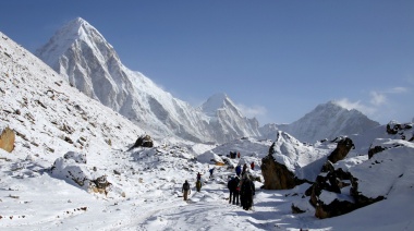 Una alpinista fue rescatada del Everest. Ahora se niega a pagar 10.000 dólares a sus sherpas