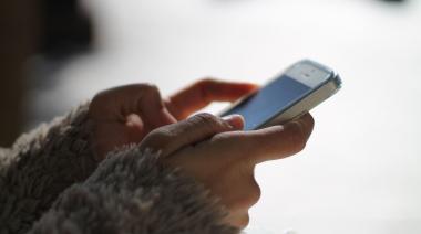 El 63% de los argentinos espía el celular de su pareja